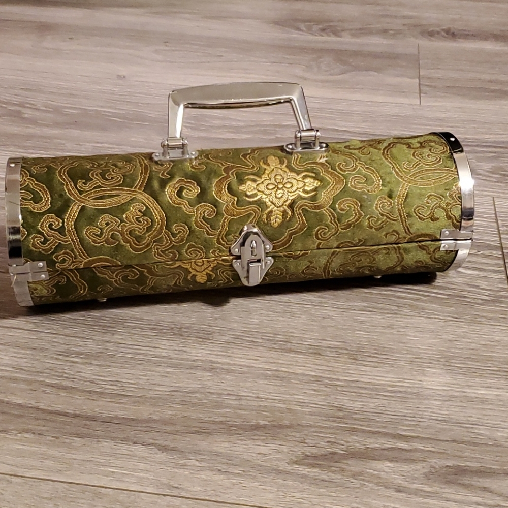 Wine bottle carrier